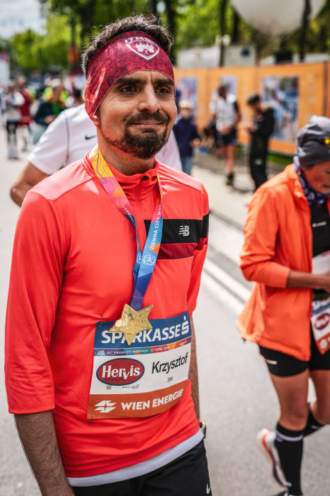 Od lewej: Zdjęcie z iPadem w ręku, dalej zdjęcie z filiżanką kawy specialty, a na końcu ujęcie z pierwszego maratonu w Wiedniu (ten medal będzie moim ukochanym już do końca życia).