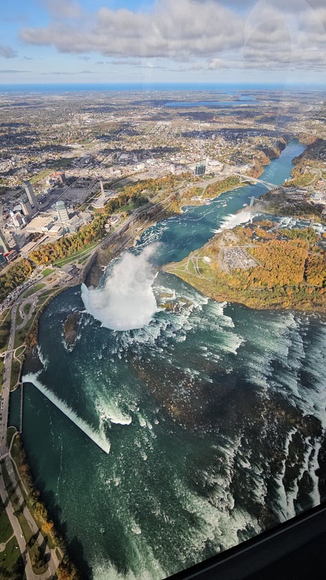 Paisaje de Cataratas de Niágara desde el helicoptero, bote y la torre Skylon.