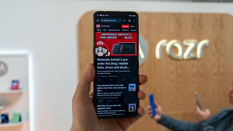 Moto Razr Ultra display examples