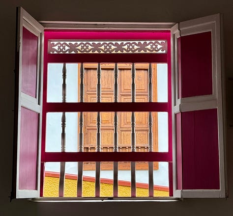 Ventanas de madera pintadas con colores llamativos típicas de Jericó, Antioquia.