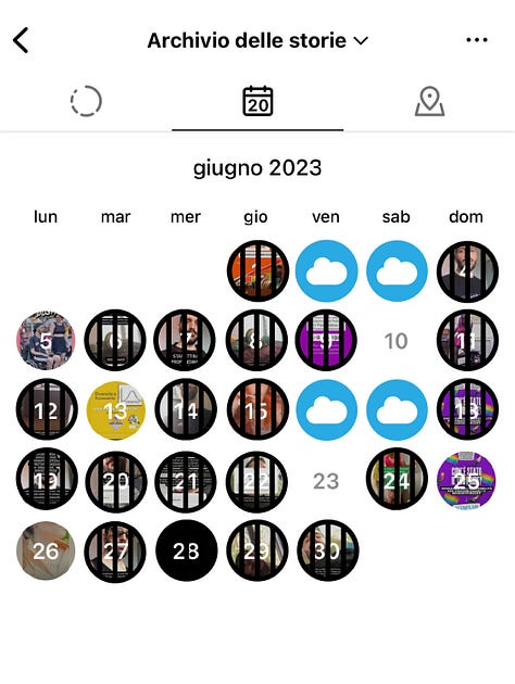 Aprile 2023, Su 30 giorni, in 27 sono presenti delle storie. In 25 è visibile lo sfondo di casa. Non ci sono storie con il cielo esterno. Maggio 2023, Su 31 giorni, in 29 sono presenti delle storie. In 24 è visibile lo sfondo di casa. In nessuna, il cielo esterno. Giugno 2023, su 30 giorni, in 27 sono presenti delle storie. In 23 è visibile lo sfondo di casa, in 4 il cielo esterno. 2 giorni consecutivi a inizio mese e 2 giorni consecutivi verso la metà. Luglio 2023, su 31 giorni, in 30 sono presenti delle storie. In 29 è visibile lo sfondo di casa. Non ci sono storie con il cielo esterno.. Agosto 2023, Su 31 giorni, in 23 sono presenti delle storie. In 19 è visibile lo sfondo di casa. In nessuna, il cielo esterno Settembre 2023, su 30 giorni, in 22 sono presenti delle storie. In 13 è visibile lo sfondo di casa. In 4 giorni consecutivi è visibile il cielo esterno, nella prima metà del mese. Ottobre 2023, su 31 giorni, in 17 sono presenti delle storie, distribuite nella prima metà del mese. In 13 è visibile lo sfondo di casa. In 3 giorni è visibile il cielo esterno, 1 nella prima metà del mese e in 2 consecutivi la settimana successiva. Novembre 2023, Su 30 giorni, in 15 sono presenti delle storie, distribuite nella seconda parte del mese. In 11 è visibile lo sfondo di casa. In nessuna, il cielo esterno. Dicembre 2023, Su 31 giorni, in 25 sono presenti delle storie. In 21 è visibile lo sfondo di casa. Non ci sono storie con il cielo esterno.