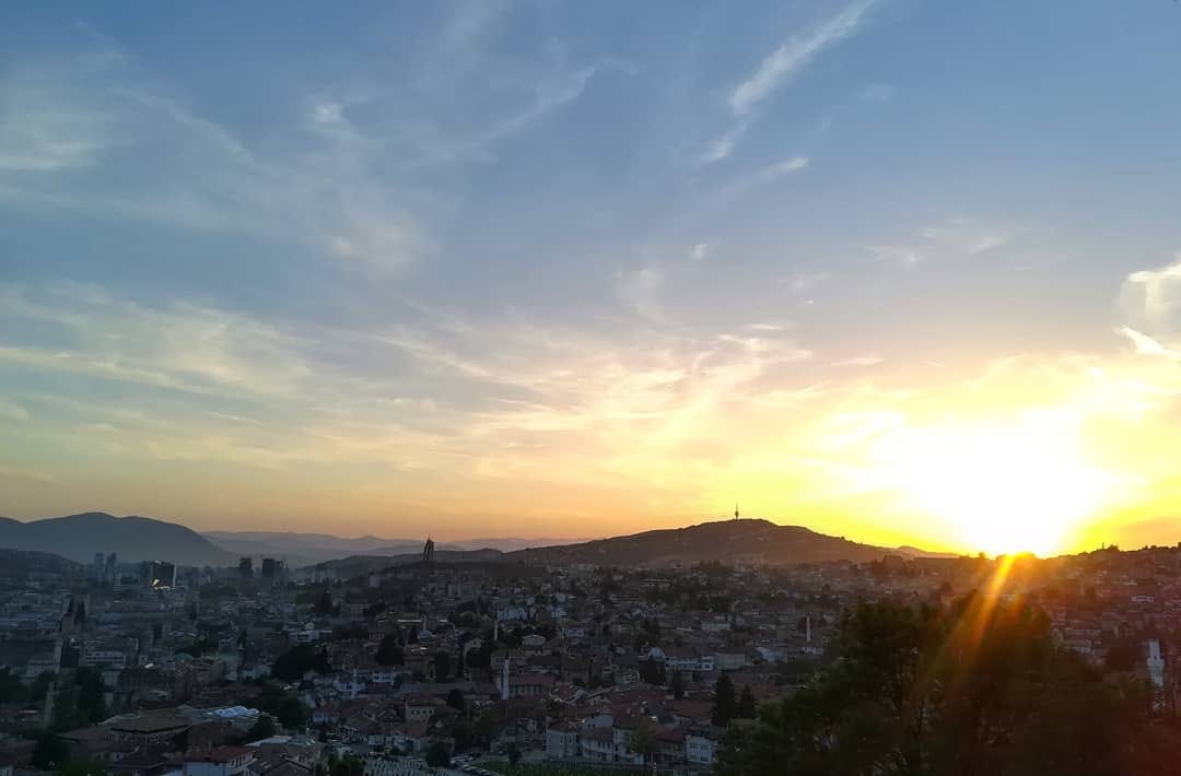 Alt text: vista di Sarajevo dalla fortezza gialla, al tramonto