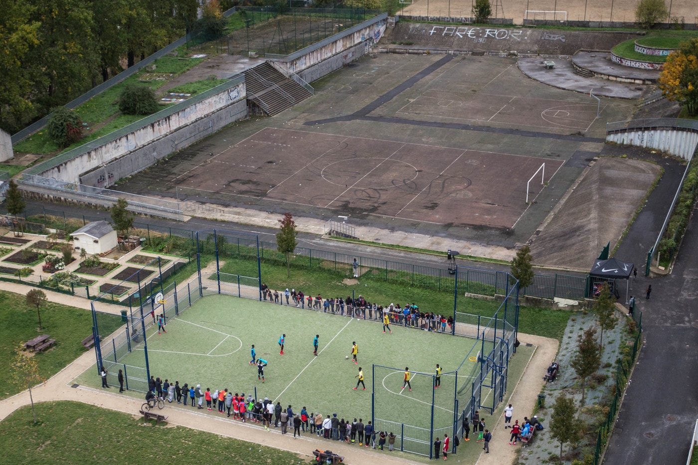 Ballon sur bitume», le documentaire qui décrypte la culture street-football  - Le Temps