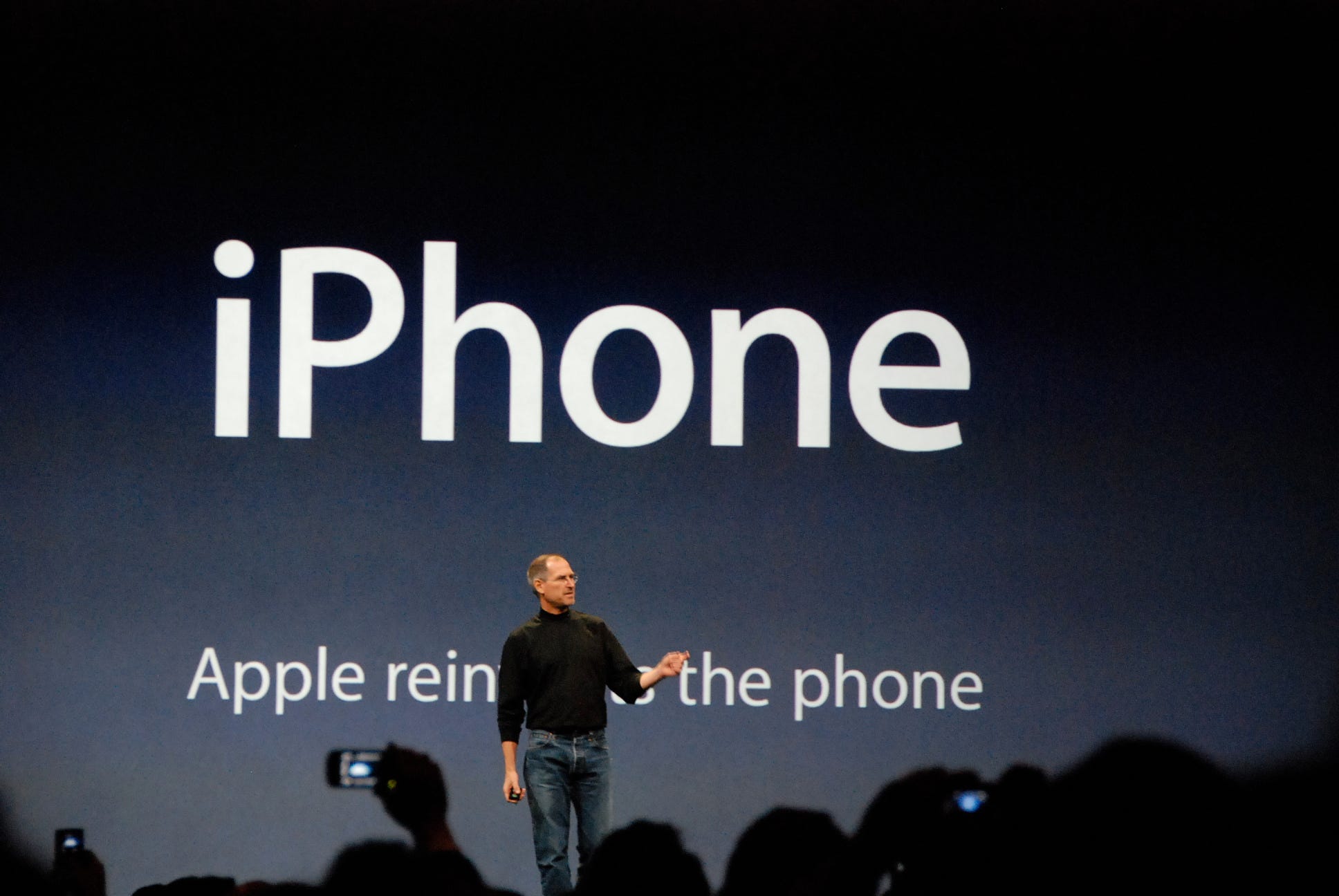File:Steve Jobs presents iPhone.jpg - Wikimedia Commons