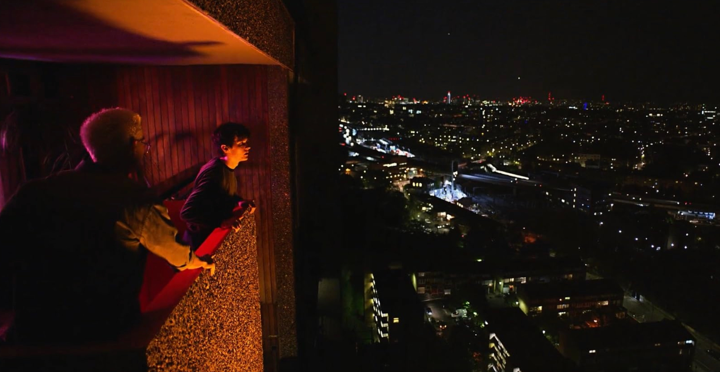 Will Poulter and Fionn Whitehead looking out over a balcony in Bandersnatch / Netflix