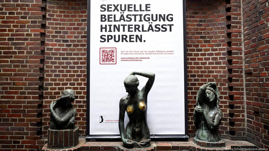 The placard installed behind the "Youth" statue in Bremen's Hoetgerhof