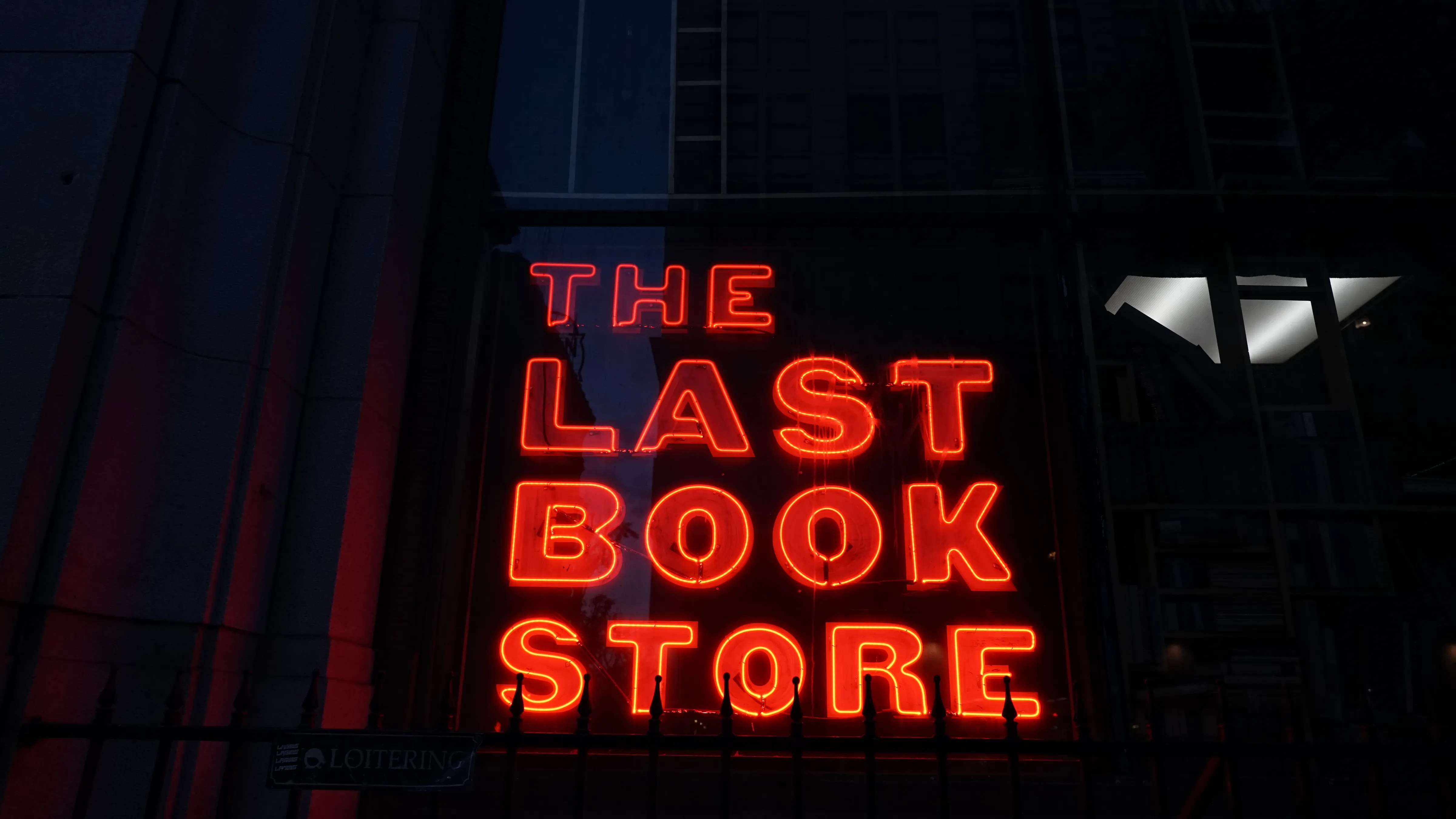 Neon sign Last Bookstore