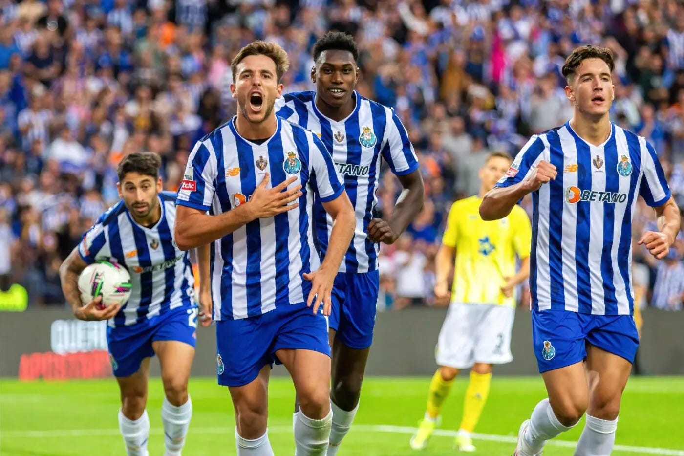 Un ramasseur de balle reçoit le trophée d'homme du match après Porto-Braga  - Liga Portugal - J8 - Porto-Braga (2-1) - SO FOOT.com