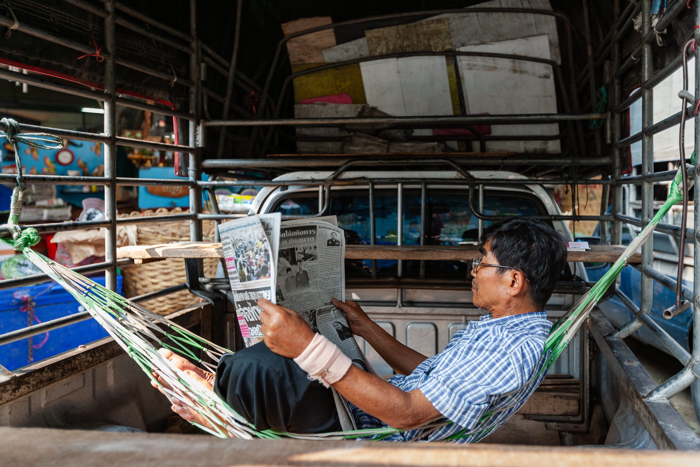 Pak Khlong Talaat, Bangkok, Thailand. © Gavin Gough. 1/320, ƒ2.8, ISO 400, 32mm