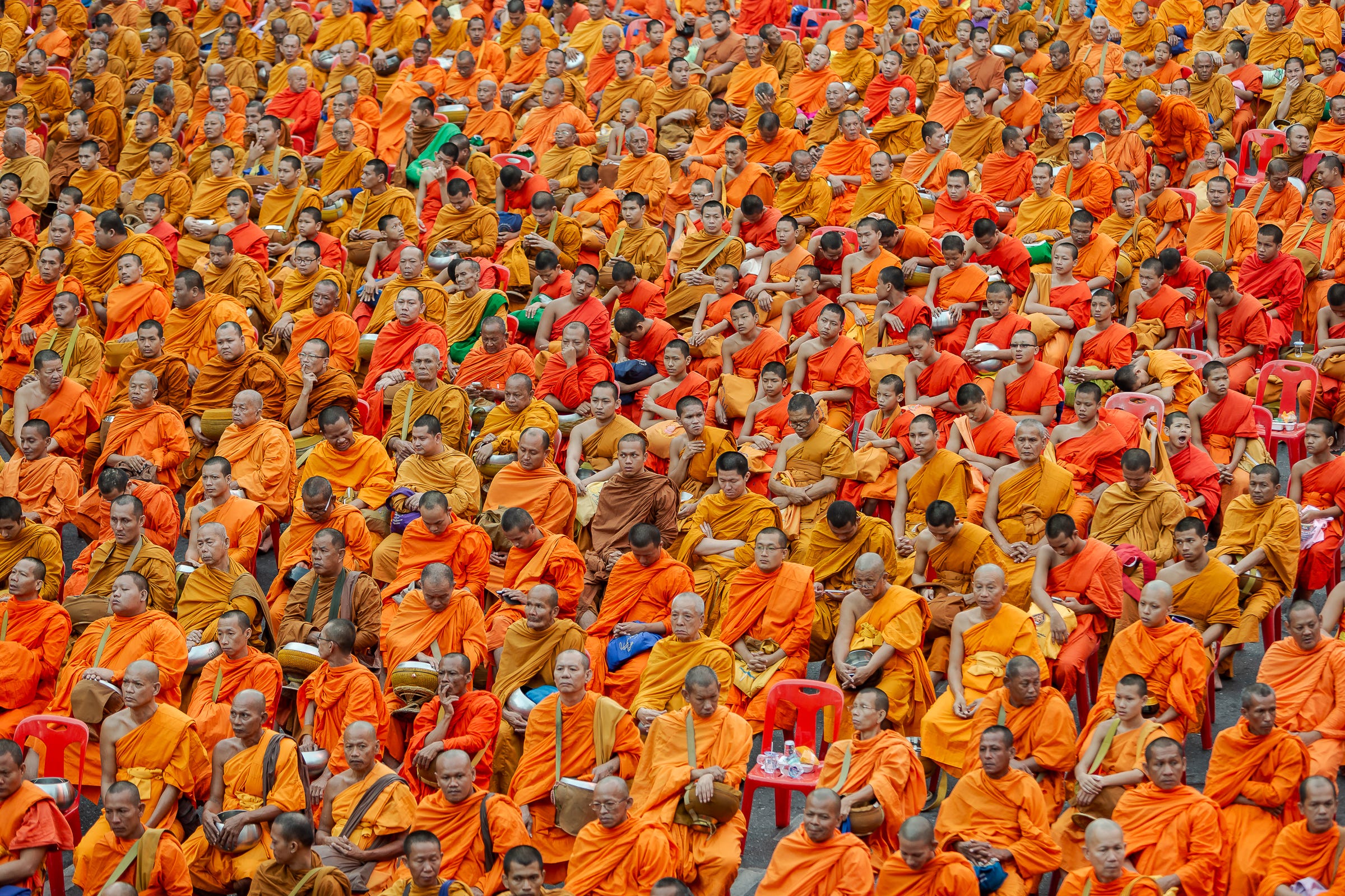 Mass Alms-giving, Thailand. 1/80, f/2.8, ISO 320, 115mm