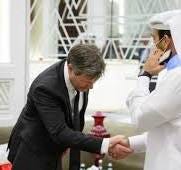 Vice Chancellor of Germany Robert Habeck bowing to the Emir ...