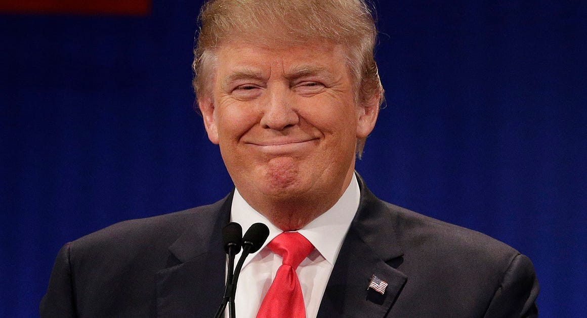 Foto de perfil de Donald Trump vestindo terno e gravata e fazendo expressão de desdém.