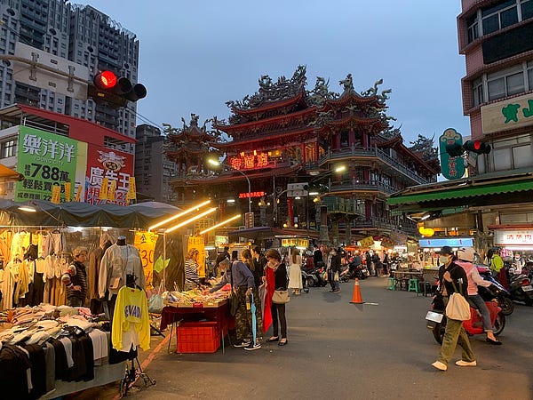 Night Market, New Taipei
Tbatb, CC BY-SA 4.0 <https://creativecommons.org/licenses/by-sa/4.0>, via Wikimedia Commons