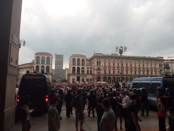 Manifestazione contro il green pass a Milano