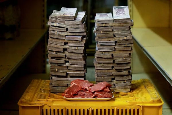 Montanha de dinheiro para comprar um quilo de carne.