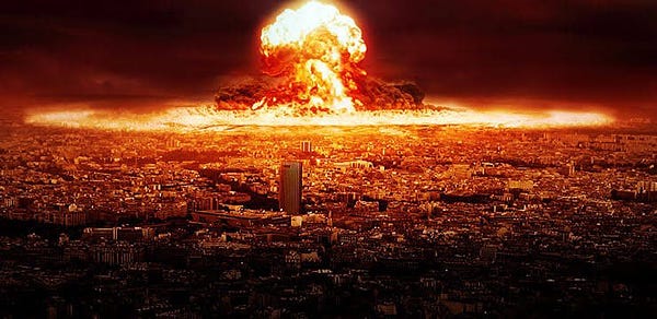 Foto de uma enorme explosão nuclear destruindo uma cidade.
