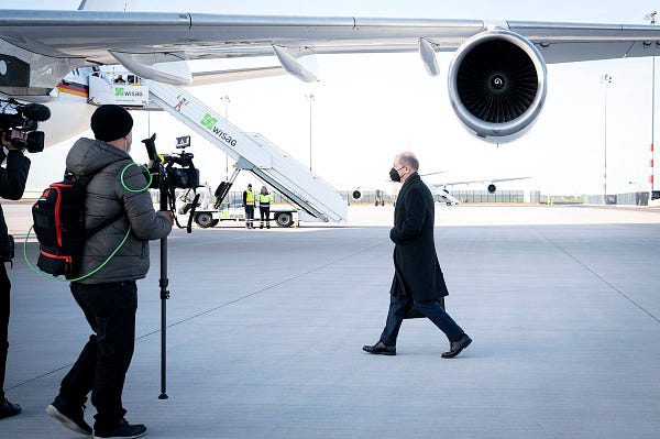 Bundeskanzler Scholz auf dem Flugfeld in Berlin kurz vor Abflug nach Kiew. Im Hintergrund die Regierungsmaschine.
