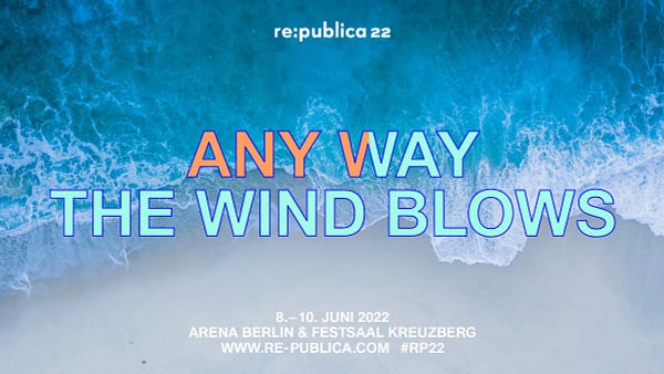 Visual: „Any Way the Wind Blows“ mit den Orts- und Datumsangaben der re:publica 22 auf einem Foto mit Wellen am Strand