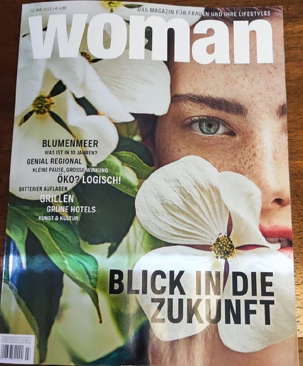 Coverbild der Woman zeigt eine Frau hinter Blüten. Covertitel: "Blick in die Zukunft".