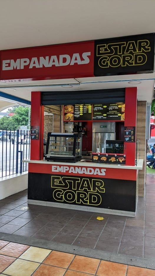 Foto de un local chico de empanadas que tiene un cartel que dice: Empanadas Estar Gord"
Haciendo juego de palabras entre "estar gordo" y "Star Wars"