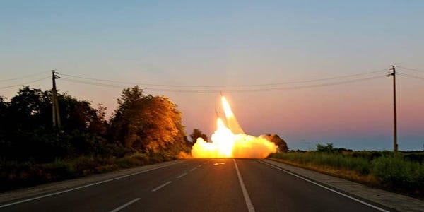 HIMARS launch in Ukrainian southern front.
The photo shows two rockets launching from a road in a cloud of smoke and fire.
The photo is at sunset.
Photo: General Staff of the Armed Forces of Ukraine