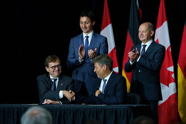 Photo of the Canada–Germany Hydrogen Alliance being signed by Minister Jonathan Wilkinson and Vice-Chancellor Robert Habeck. 