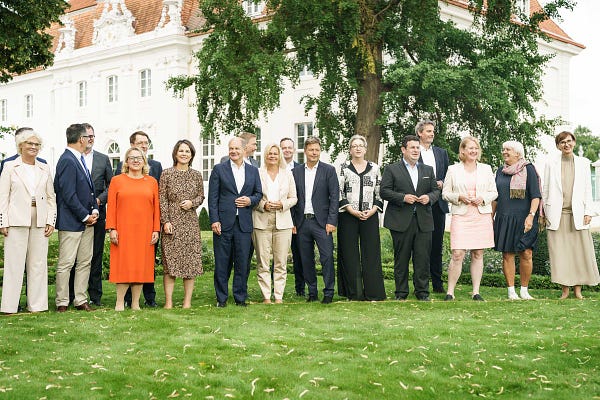 Das Bundeskabinett im Garten von Schloss Meseberg. Anlass ist die zweitägige Klausurtagung.