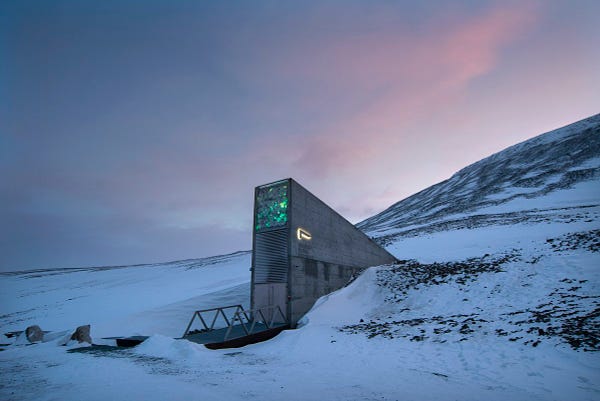 Dos imágenes exteriores y una interior de la Bóveda Global de Semillas de Svalbard: un prisma de hormigon asomando sobre el hielo.

Las tres fotos son de Landbruks- og matdepartementet CC BY-ND.