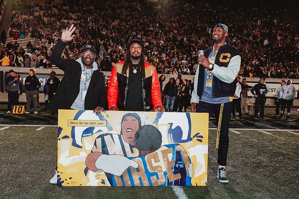 Cal men’s basketball alumnus Rod Benson (right) presented his painting of Golden Bear football alumni Justin Forsett (left) and Marshawn Lynch to the pair during Saturday’s football game.

Forsett and Lynch were inducted into the Cal Athletic Hall of Fame this weekend.

Photo credit: Catharyn Hayne/KLC Fotos