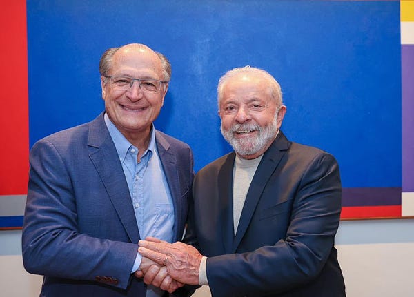 Lula e Geraldo Alckmin sorriem de mãos dadas