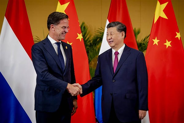 Minister-president Mark Rutte schudt de hand van President Xi Jinping van China.