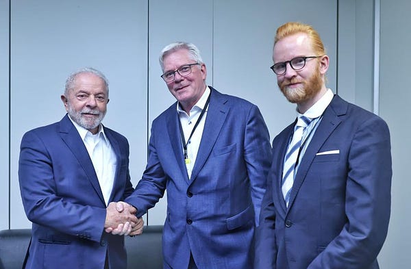 Lula cumprimenta o editor-chefe do WikiLeaks, Kristinn Hrafnsson, e o editor Joseph Farrell