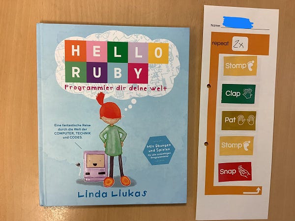 Das Cover des Buchs zeigt den Titel "Hello Ruby. Programmier dir deine Welt". Daneben sind die Tanzschritte eines Kindes in eine Wiederholungsschleife geklebt.