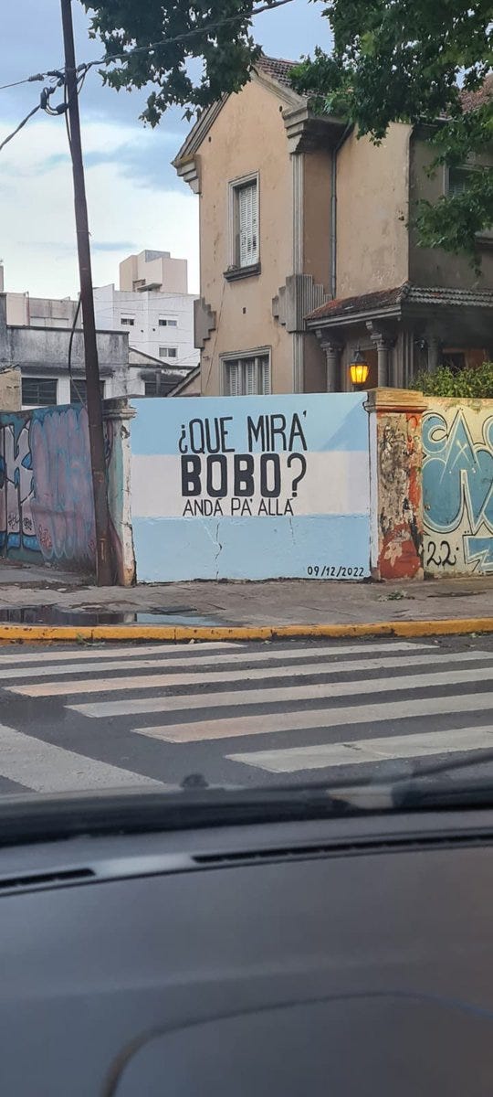 Grafiti como el “que miras bobo” de Messi