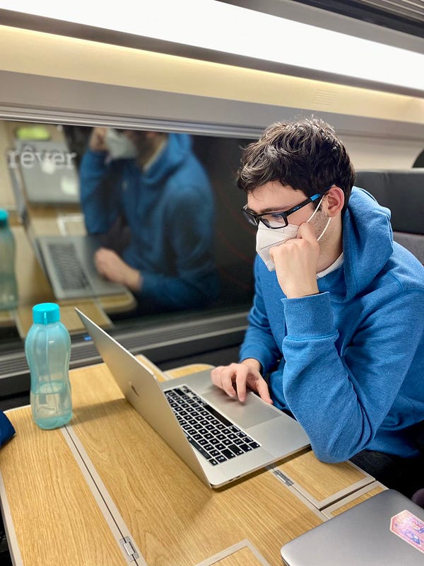 Clément travaillant très sérieusement sur son ordinateur dans un TGV