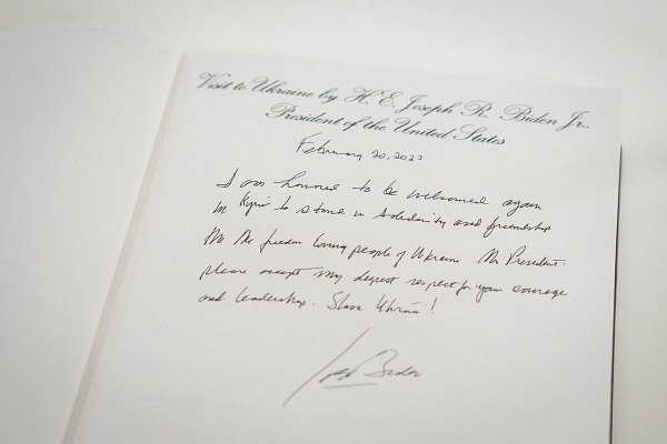 A handwritten note from President Biden to President Zelenskyy and the Ukrainian people.