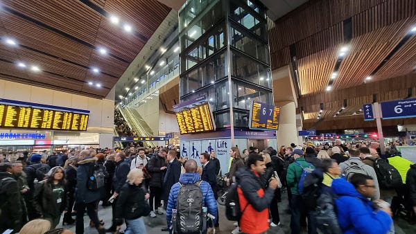 An image showing an overcrowded concourse at London Bridge Station. 