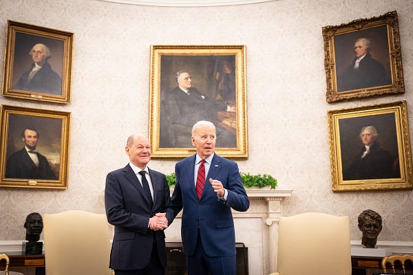 Bundeskanzler Scholz und US-Präsident Biden im Oval Office im Weißen Haus. 