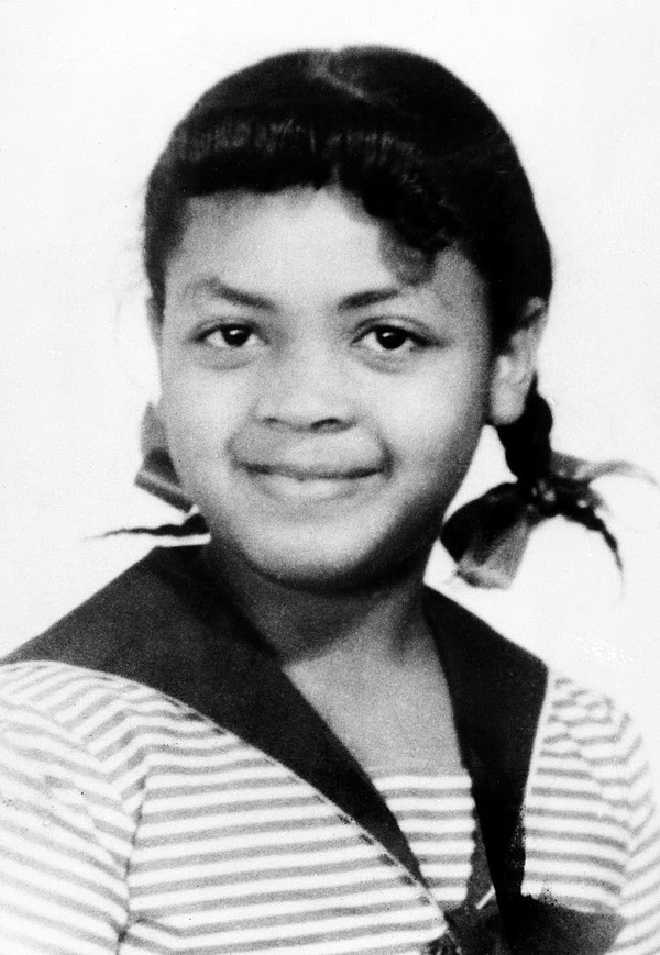 Un joven afroamericana con camiseta marinera y dos trenzas, de unos 9 años de edad. Fuente: https://www.mprnews.org/story/2018/03/27/npr-linda-brown-girl-at-center-of-brown-vs-board-education-dies
