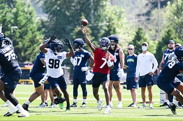 Seahawks training camp: 'Can't help but notice' undrafted rookie Aashari  Crosswell, plus the offense looks sloppy - The Athletic