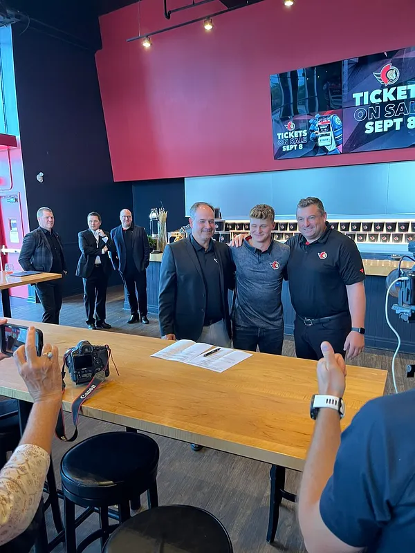 Tim Stutzle signs monster contract in Ottawa! - HockeyFeed