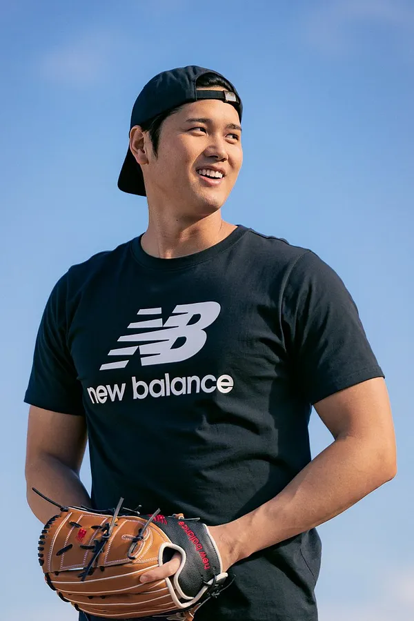 What Pros Wear: Shohei Ohtani's Asics Gold Stage Glove (2022) - What Pros  Wear