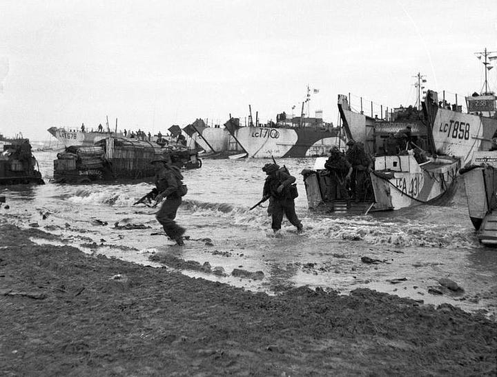 Images de guerre du débarquament de Normandie: le général Eisenhower saluant des troupes US; des troupes britanniques débarquent.