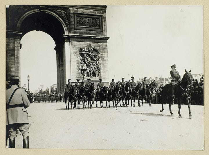 Scènes de la Première Guerre mondiale: document et délégations de  l'armistice de 1918; délégation du traité de Versailles (1919); parade anglaise lors du 14 juillet 1921 à Paris.