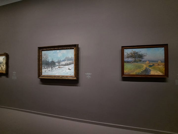 En haut à gauche : portrait de Léon Monet par Claude Monet vers 1874. Il s'agit d'un portrait classique d'un homme habillé de noir avec un haut-de-forme. / En haut à droite : vue de l'exposition sur l'industrialisation du textile. Il y a plusieurs échantillons de textiles différents ainsi que des ouvrages dans des vitrines basses.  / En bas à gauche : vue de l'exposition, tableaux impressionnistes de paysages, l'un enneigé, l'autre d'un ruisseau avec un arbre à proximité. / En bas à droite : vue de l'exposition, portraits familiaux.