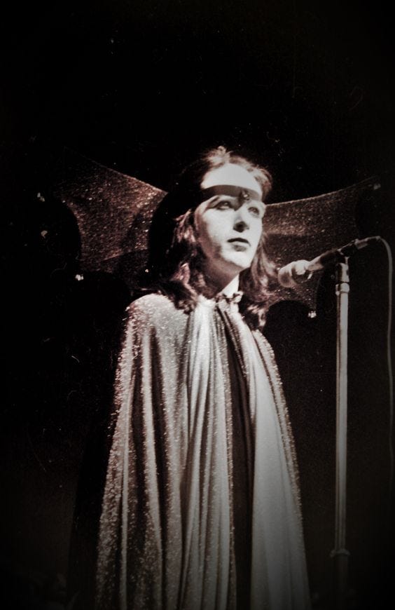 Imagens de Peter Gabriel em concertos na década de 1970