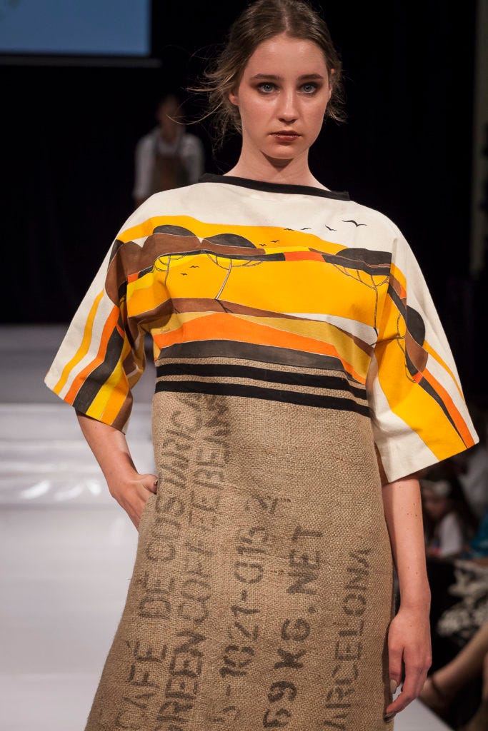 Vestidos de Sylvia Calvo, hechos con sacos de café recuperados entre otros materiales sostenibles. Moda sostenible