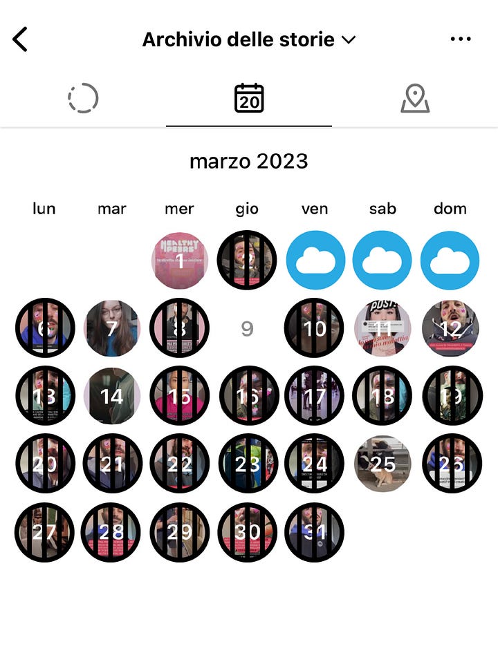 Febbraio 2023, su 28 giorni, in 23 sono presenti delle storie. In 18 è visibile lo sfondo di casa, in 4 il cielo esterno. 1 giorno a inizio mese e 3 giorni consecutivi verso la fine. Marzo 2023, su 31 giorni, in 30 sono presenti delle storie. In 21 è visibile lo sfondo di casa. In 3 giorni consecutivi è visibile il cielo esterno, a inizio mese.