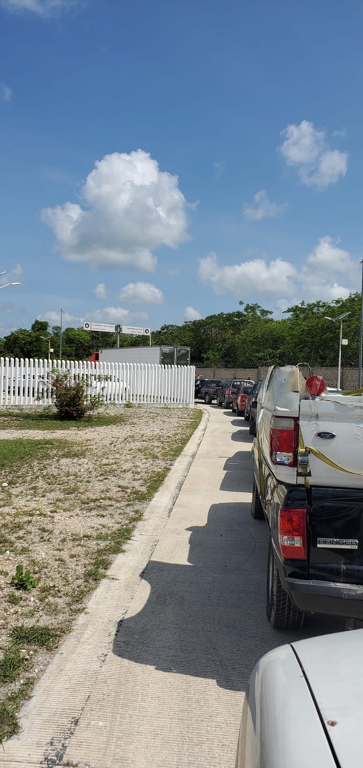 Transmigrante vehicles waiting in line at Mexican border crossings