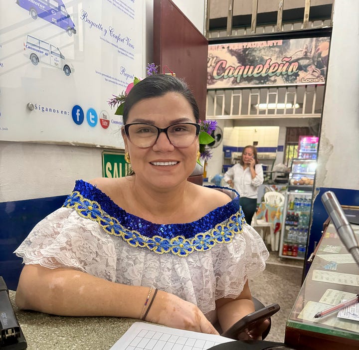 En la foto de la izquierda, la mujer que me vendió el billete de bus para Villavieja y en la de la derecha en moto una pareja en las calles de Neiva. Había mucha gente vestida con el traje típico de las fiestas de San Pedro, en la calle y trabajando. Foto propia. 